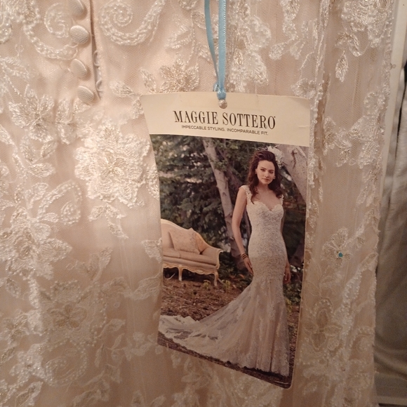 Maggie Sottero Collins wedding dress - Picture 9 of 13